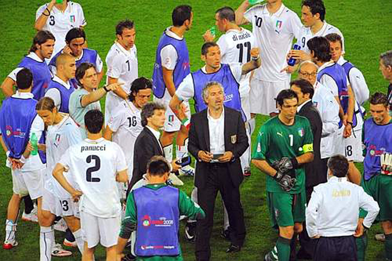 Euro 2008 (35).jpg - Italian team players gather as Coach of the Italian national football team Roberto Donadoni (C) talks to them before they do a penalty shoot out during the Euro 2008 Championships quarter-final football match Spain vs. Italy on June 22, 2008 at Ernst Happel stadium in Vienna.